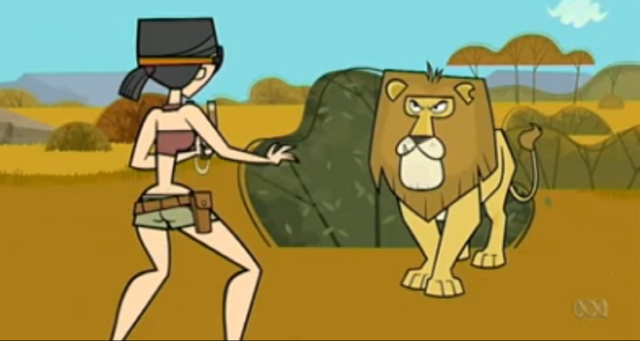 Arquivo:800px-Africa heather lion scared.png