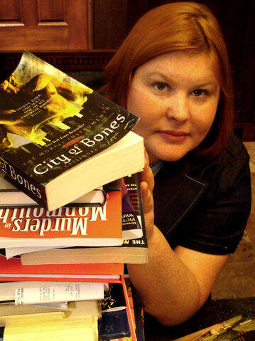 Файл:Cassandra-clare-author-photo.jpg