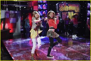 Bella-thorne-zendaya-hook-up-03.jpg