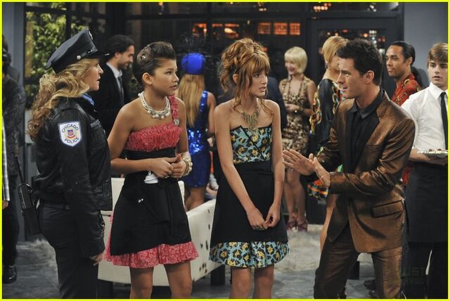 Fichier:Zendaya-bella-thorne-party-up-02.jpg