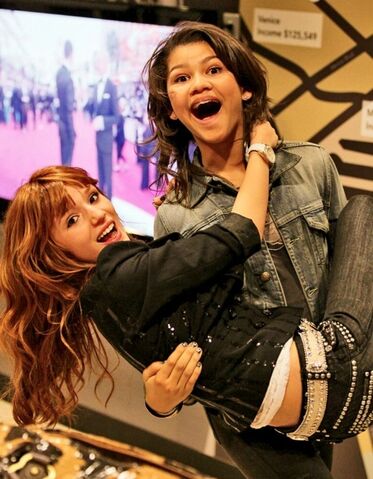 File:Bella + Zendaya.jpg