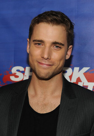File:Dustin Milligan Shark Night Screening QwYKMAKHFEOl.jpg
