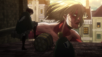 Mujer Titan antes de ser capturada.png