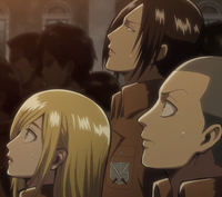 Ymir, Christa i Conny słuchają przemówienia generała Pixisa.png