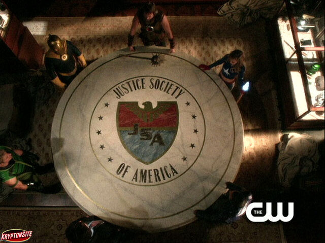 Archivo:Smallville promo-34-Society.jpg