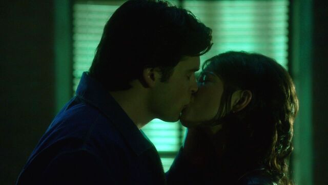 File:Clana kiss.jpg