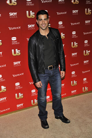 File:Jesse+Metcalfe+Weekly+Hot+Hollywood+kcYGY2BDYYkx.jpg