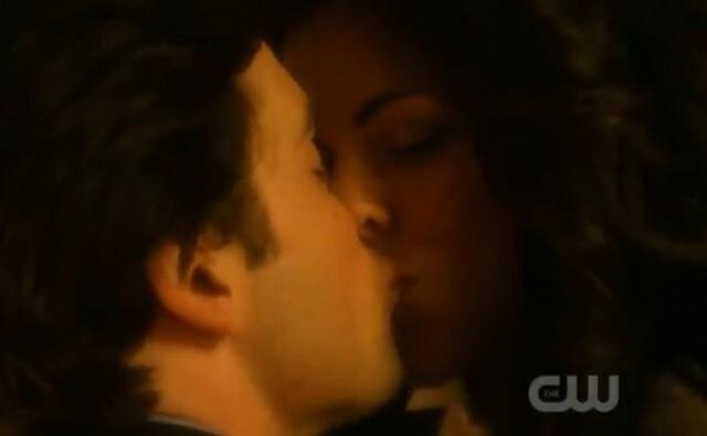 File:Zatannaandclarkkiss.jpg