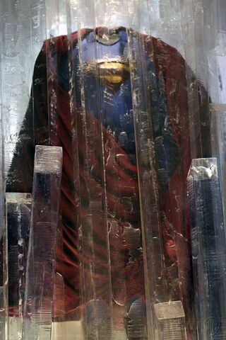 File:Smallville-Superman-suit.jpg