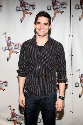 File:Jeremy+Jordan+Meet+Cast+Broadway+Newsies+J7nVpS4IQAZl.jpeg