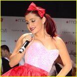 Ariana-grande-hearts-up