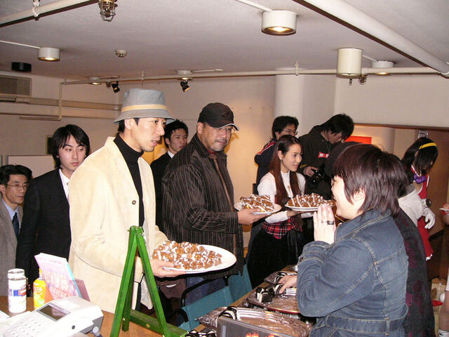 File:Kofparty04 refreshments.jpg
