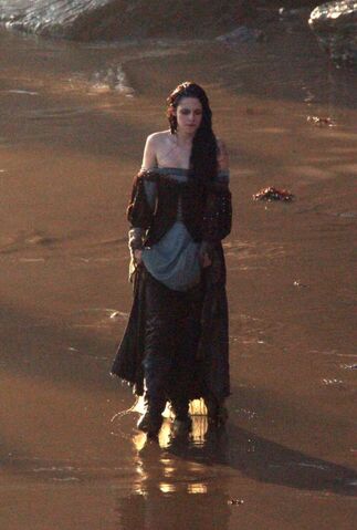 File:Kristen-stewart-snow-white-set-3-09292011-06-430x638.jpg