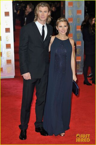 File:Elsa-pataky-chris-hemsworth-baftas-04.jpg