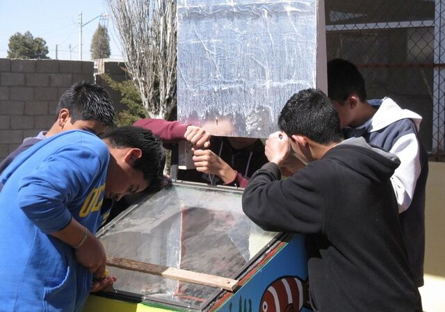 File:Palomas teens make solar oven.jpg