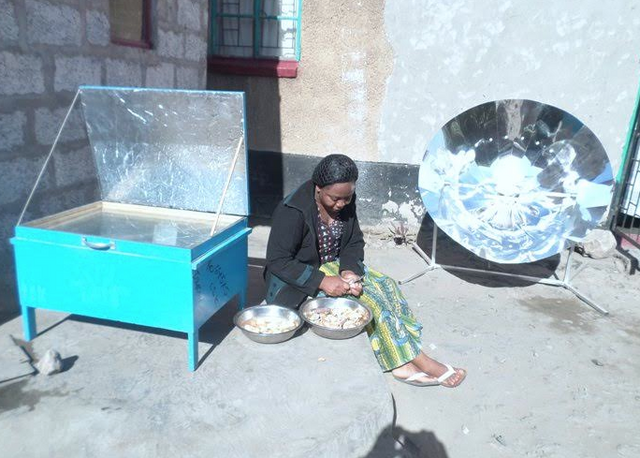 File:Kankombas solar cooker demonstration Zambia, 7-8-16.png