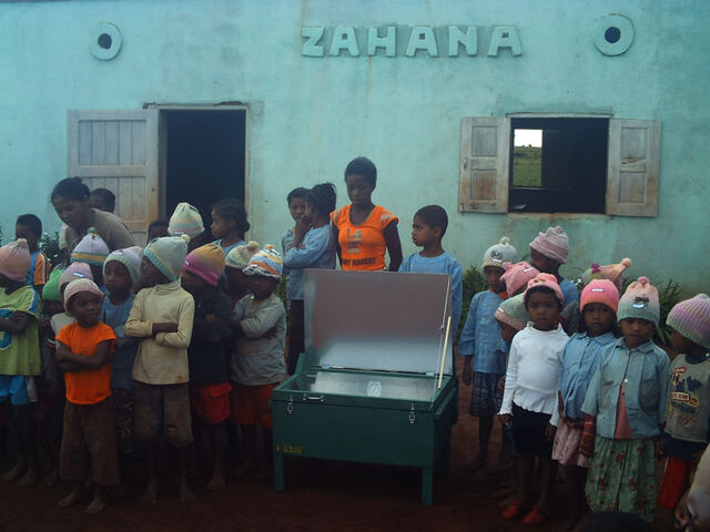 File:Solar-cooker-Fiarenana.jpg