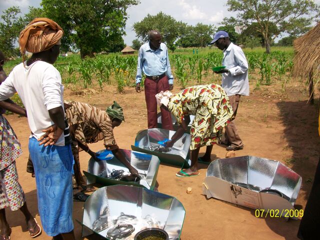 File:Joan Malay SolarCooker TestedByWomen1.jpg