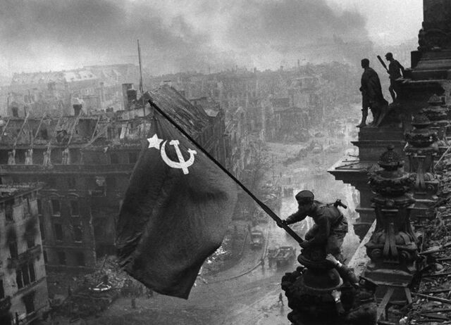 File:Falg raising over Stalingrad.jpg