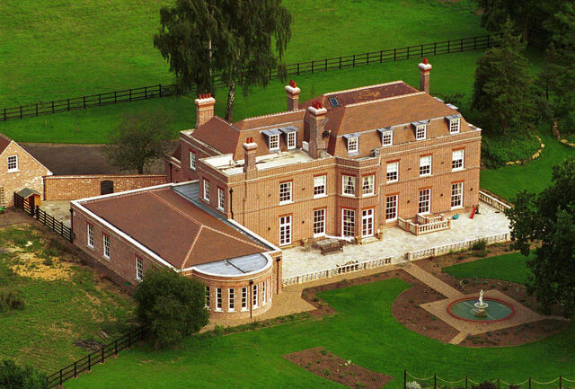 File:Beckingham-Palace-2.jpg