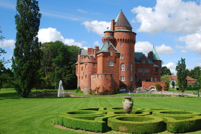 File:RealWorld Hjularod Castle.jpg