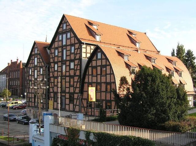 File:RealWorld Bydgoszcz Granary.jpg