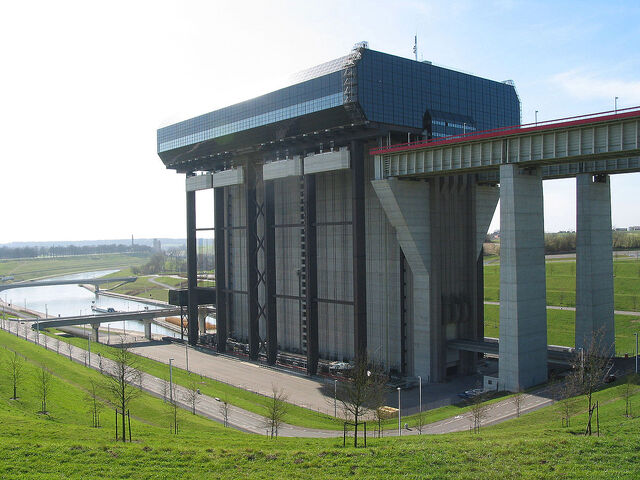 File:RealWorld Rafting Lift.jpg