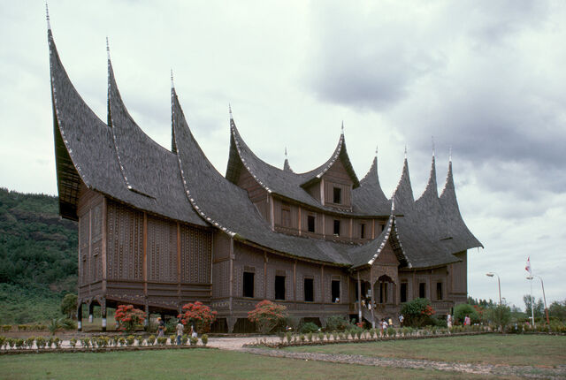 File:RealWorld Pagaruyung Palace.jpg