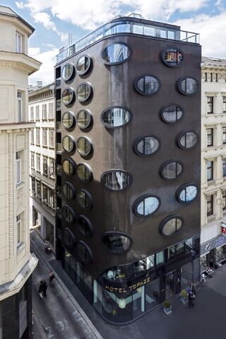 File:RealWorld Hotel Topazz.jpg