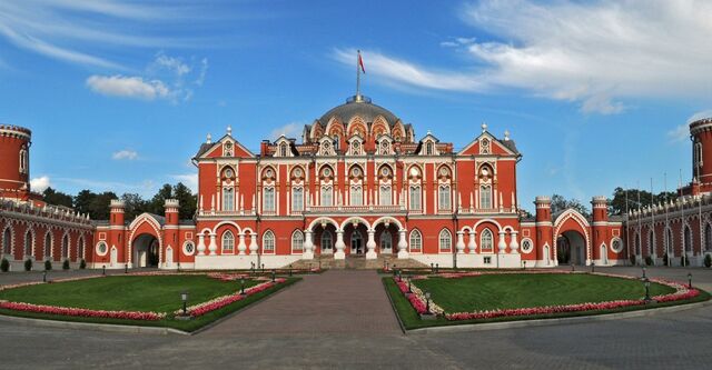 File:Petrovsky Palace Main Building.jpg