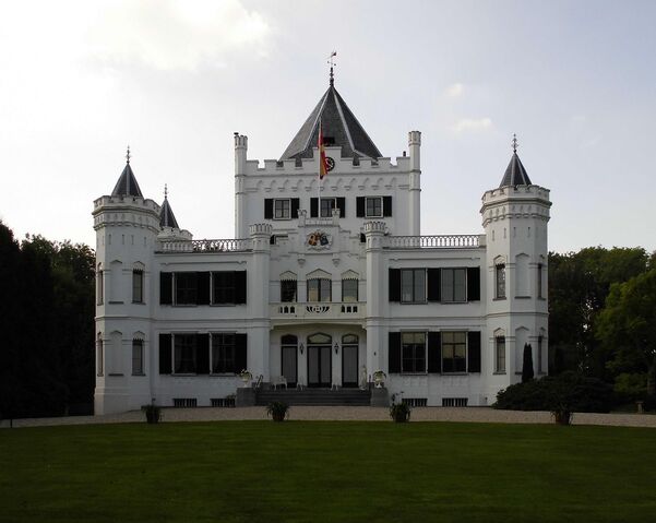 File:RealWorld Sandenburg Castle.jpg