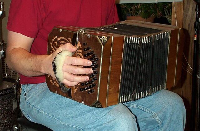 File:Bandoneon Alfred Arnold einheits 1949 Kloba.jpg