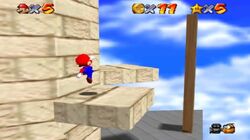 Plataforma movil en Whomp's Fortress en Super Mario 64.jpg