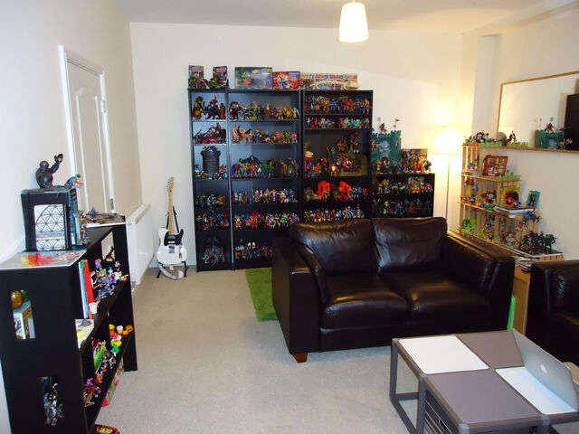 File:Harry's nerdsational living room.jpg
