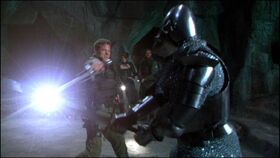 SG1-9x02-Mitchell combat le chevalier holographique.jpg