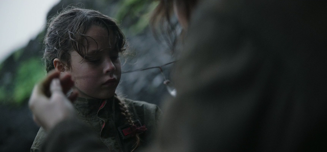 File:Jyn given a kyber.png