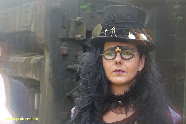 File:Steampunkdame mit Brille.jpeg