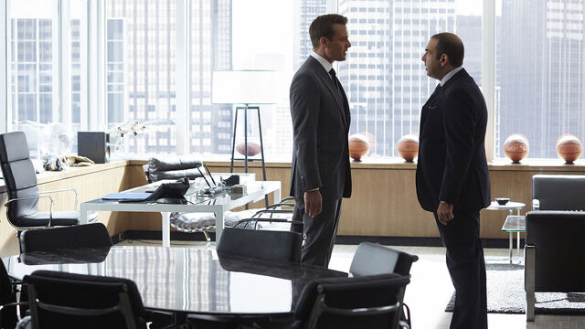 File:S04E12Promo01 - Harvey Louis.jpg