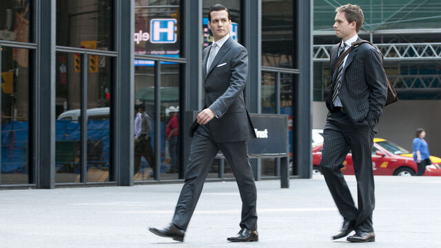 File:S01E04Promo07 - Harvey Mike.jpg
