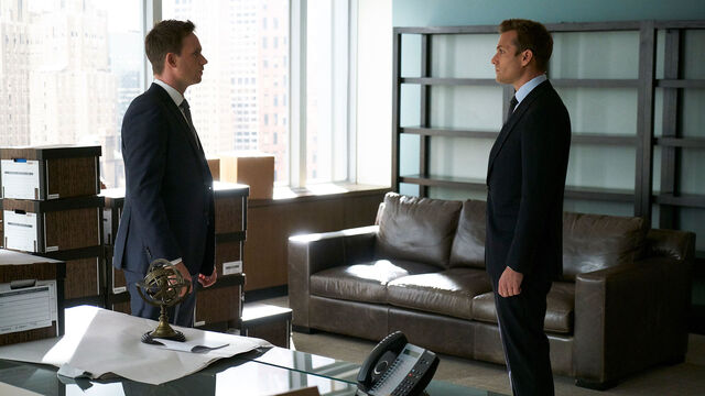 File:S07E01Promo06 - Mike Harvey.jpg