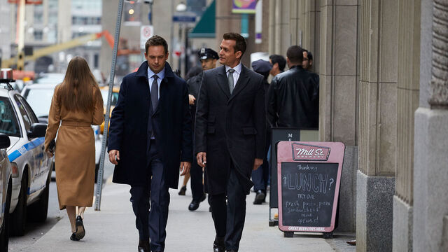 File:S07E04Promo01 - Mike Harvey.jpg