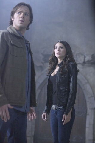Arquivo:Supernatural-ruby-urging-sam-1-.jpg