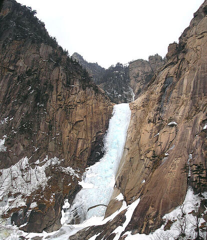 File:Fall-of-Kuryong-at-GeumGangSan.jpg