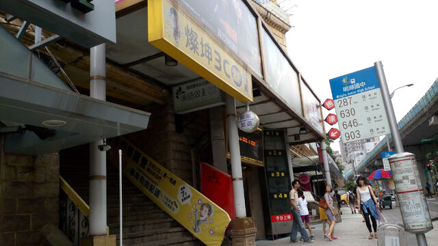 檔案:Hlicdoor01.jpg