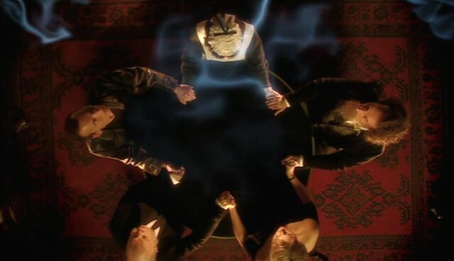 File:Gwyneth's seance (TUD).jpg