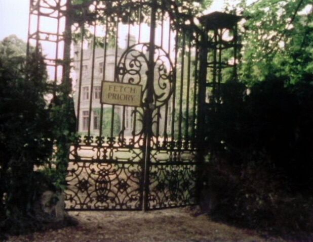File:Fetch Priory gates.jpg