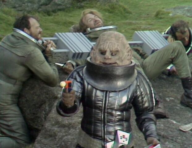 File:Sontaran and prisoners TSE.jpg
