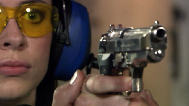 File:GwenWithGun.jpg