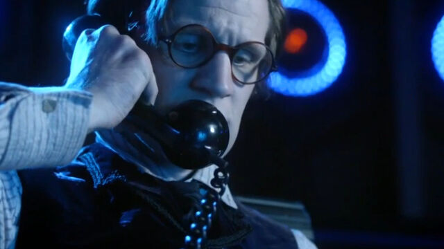 File:DoctorAnswersPhoneSnowmen.jpg