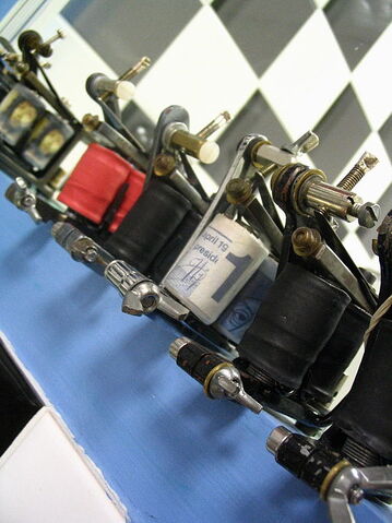 File:Tattooing machines2-tattoo kit.jpg